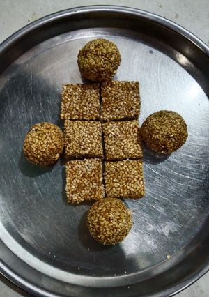 તલ ના લાડુ ને તલ સાંકળી રેસીપી મુખ્ય ફોટો