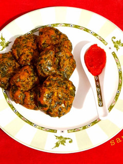 स्टीम्ड पालक वड़ा (Steamed Palak vada recipe in Hindi) रेसिपी मुख्य फोटो