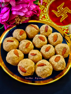 आटा,गोंद ड्राई फ्रूटस लडडू (Aata gond dry fruits laddu recipe in hindi) रेसिपी मुख्य फोटो
