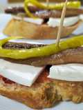 Montadito de sardina ahumada con queso fresco y piparra