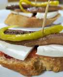 Montadito de sardina ahumada con queso fresco y piparra