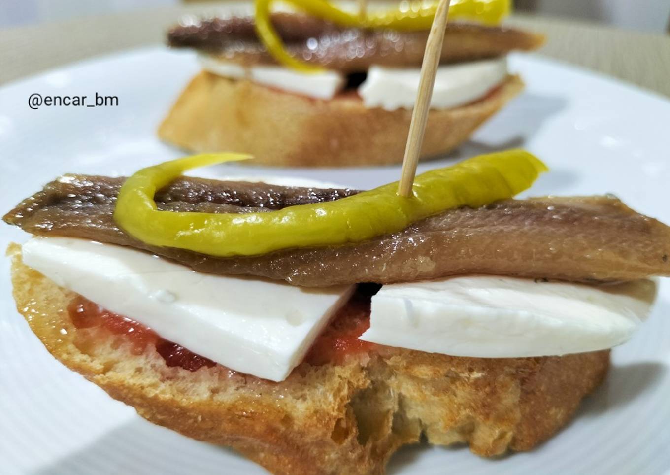 Montadito de sardina ahumada con queso fresco y piparra