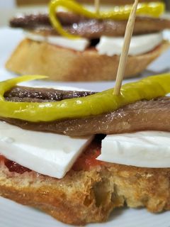 Una foto de Montadito de sardina ahumada con queso fresco y piparra