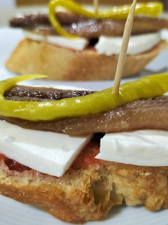 Una foto de Montadito de sardina ahumada con queso fresco y piparra