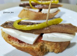 Una foto de Montadito de sardina ahumada con queso fresco y piparra