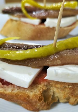 Una foto de Montadito de sardina ahumada con queso fresco y piparra