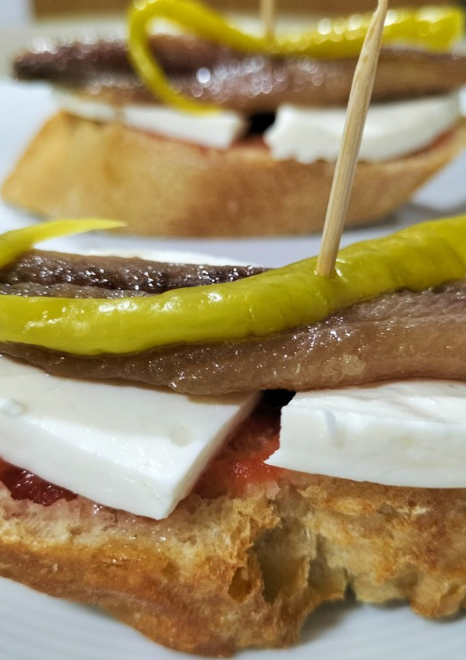 Una foto de Montadito de sardina ahumada con queso fresco y piparra