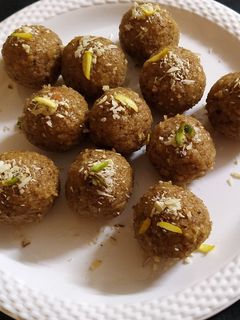 गुळ,तुप, चपाती लाडू (gul tup chapati laddu recipe in marathi) रेसिपी चे मुख्य फोटो