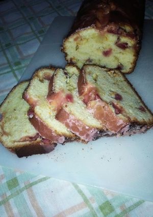 Una foto de Budín de naranja y frutillas!🍊🍓