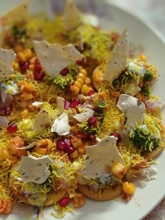 પાપડ પૂરી ચાટ (Papad Puri Chat Recipe In Gujarati) રેસીપી મુખ્ય ફોટો