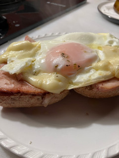 Una foto de Montaditos de pavo con huevo frito y queso brie