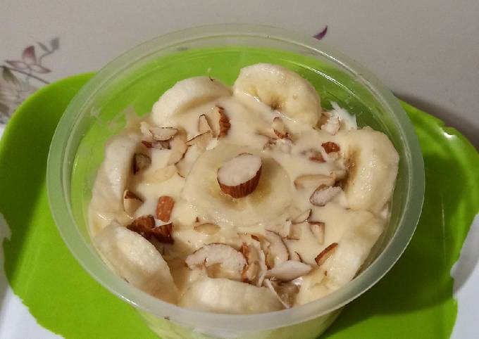 Sugar free custard with banana and almond bite🍌🍮🍌