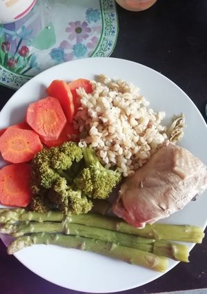 Una foto de Pollo con vegetales y trigo