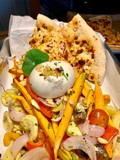 Burrata im Ofengemüsebett mit Pizzabrot Rezepthauptbild