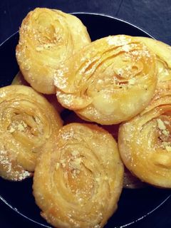 पाकातले चिरवंट(चिरोटे) (pakatil chirote recipe in marathi) रेसिपी चे मुख्य फोटो