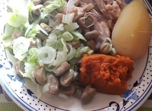 Una foto de Pollito cocido con verduras