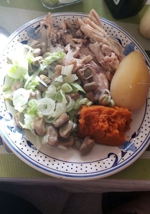 Una foto de Pollito cocido con verduras