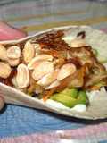 Tacos con pollo, palta, cebolla dorada y maní