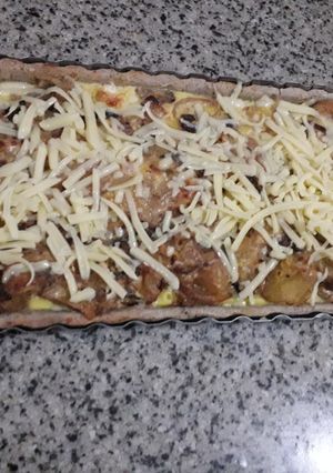 Una foto de Tarta de batatas horneadas y cebollas caramelizadas