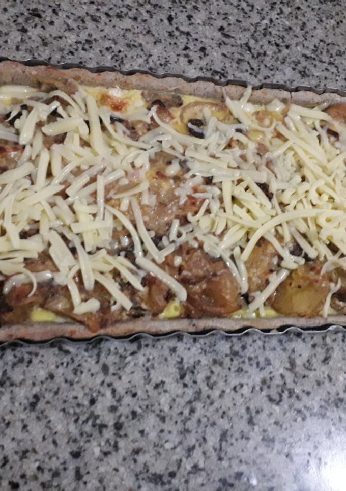 Una foto de Tarta de batatas horneadas y cebollas caramelizadas