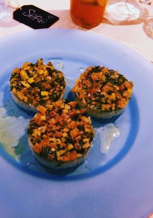 Foto di Tartare di ricciola alla frutta  su letto di riso basmati