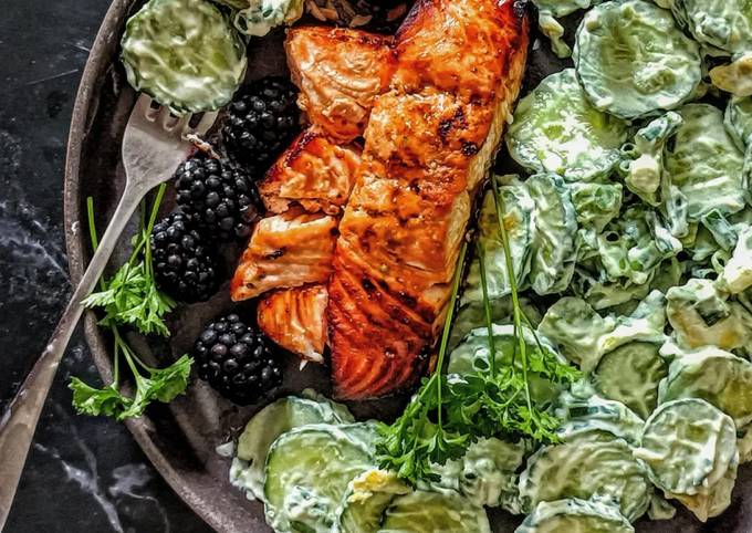 κύρια φωτογραφία συνταγής Σολομός με σαλάτα που αποτελείται από αγγουράκι, φρέσκα κρεμμυδάκια, αβοκάντο και μαύρα βατόμουρα