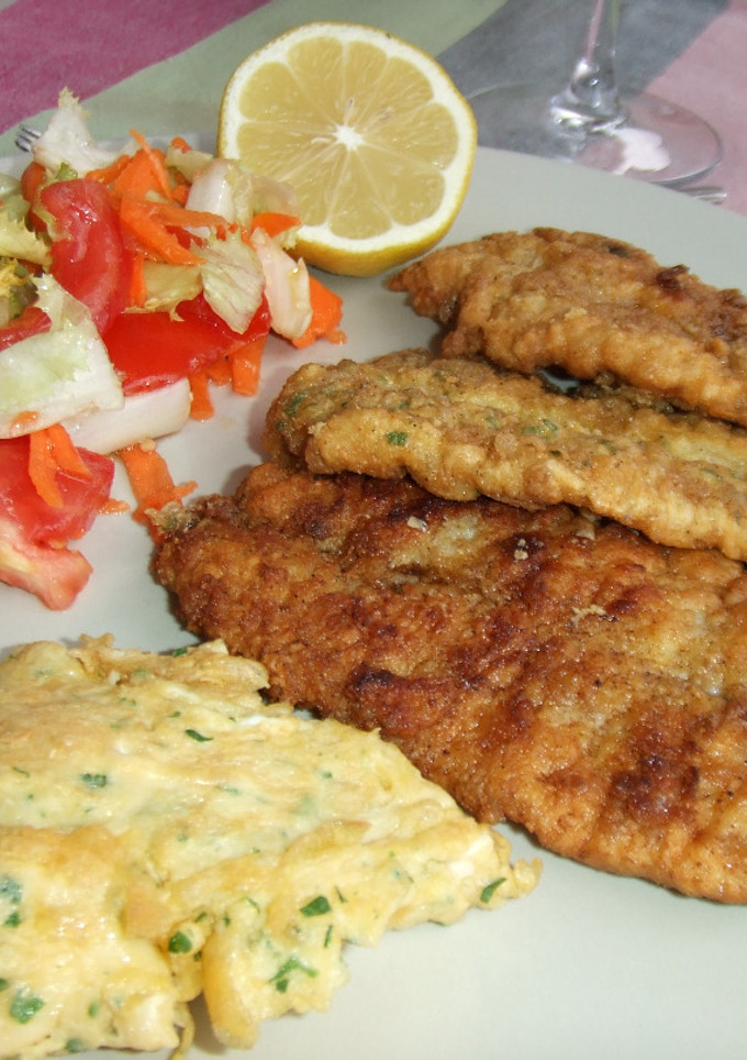 Una foto de Bacaladillas rebozadas, tortillita y ensalada, apto para celíacos