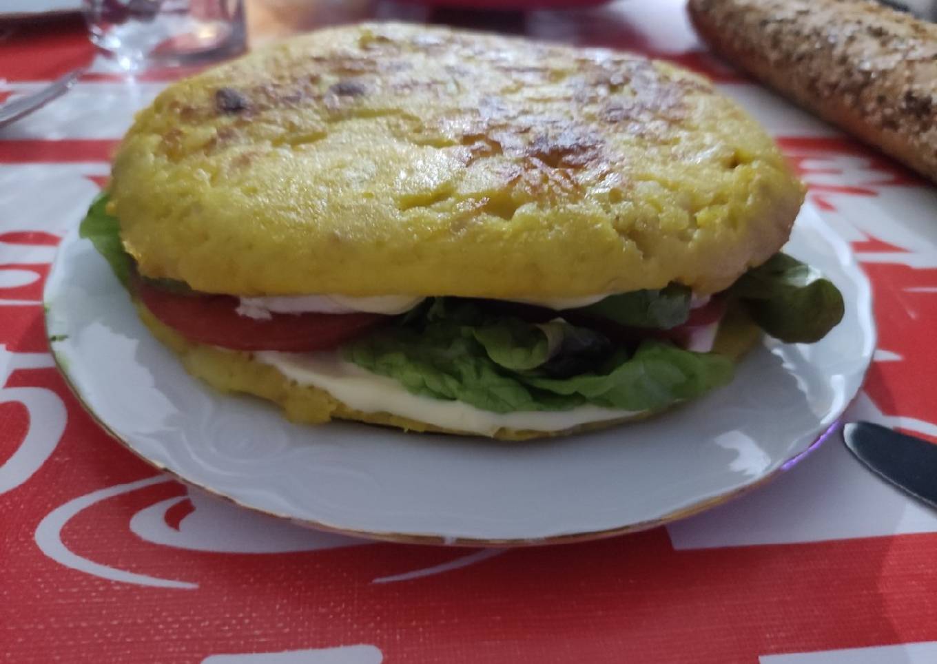 Tortilla de patatas rellena de aguacate y más