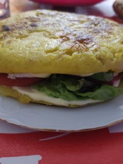 Una foto de Tortilla de patatas rellena de aguacate y más