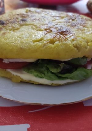 Una foto de Tortilla de patatas rellena de aguacate y más