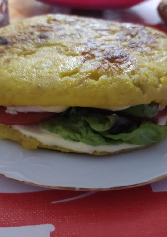 Una foto de Tortilla de patatas rellena de aguacate y más