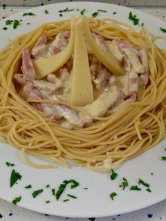 Una foto de Espaguetis templados con crema de jamón y queso
