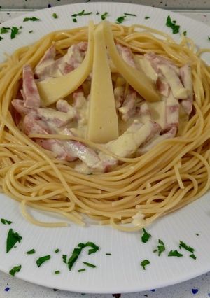 Foto principal de Espaguetis templados con crema de jamón y queso