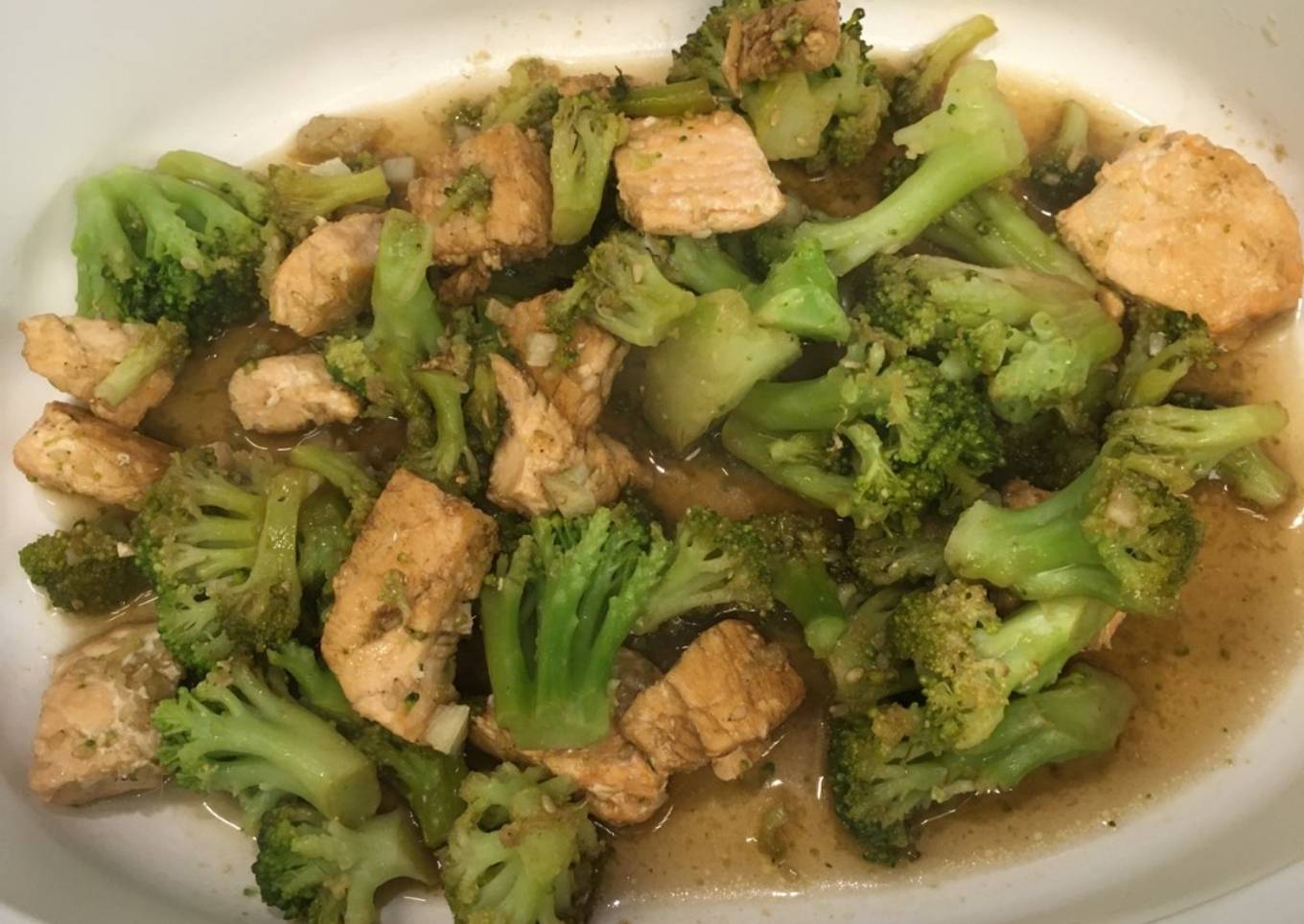 Thai style salmon with broccoli ©