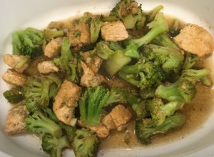 Una foto de Salmón con brócoli estilo thai ©