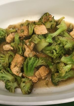 Una foto de Salmón con brócoli estilo thai ©