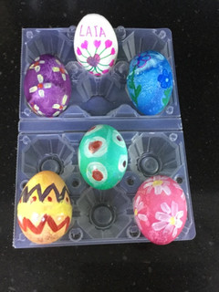 Una foto de Huevos de Pascua decorados de colores 🐣