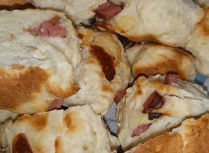 Una foto de Pan saborizado con mortadela y queso fácil y en pocos pasos