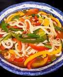 Mì udon nấu cà chua, ớt chuông, nấm kim châm