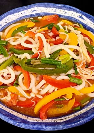 Hình của món Mì udon nấu cà chua, ớt chuông, nấm kim châm.