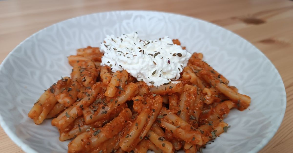 Pasta con salsa cremosa de queso cottage y verduras asadas en plato hondo, receta en Cookpad
