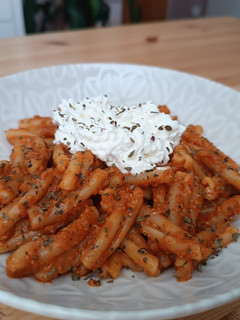 Una foto de Casarecce con pesto rojo y queso cottage