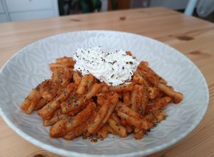 Una foto de Casarecce con pesto rojo y queso cottage