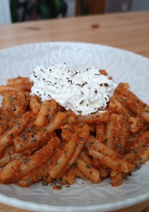 Una foto de Casarecce con pesto rojo y queso cottage