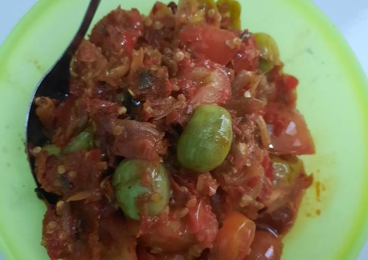 Bagaimana Menyiapkan Sambel tumis teri yang Menggugah Selera