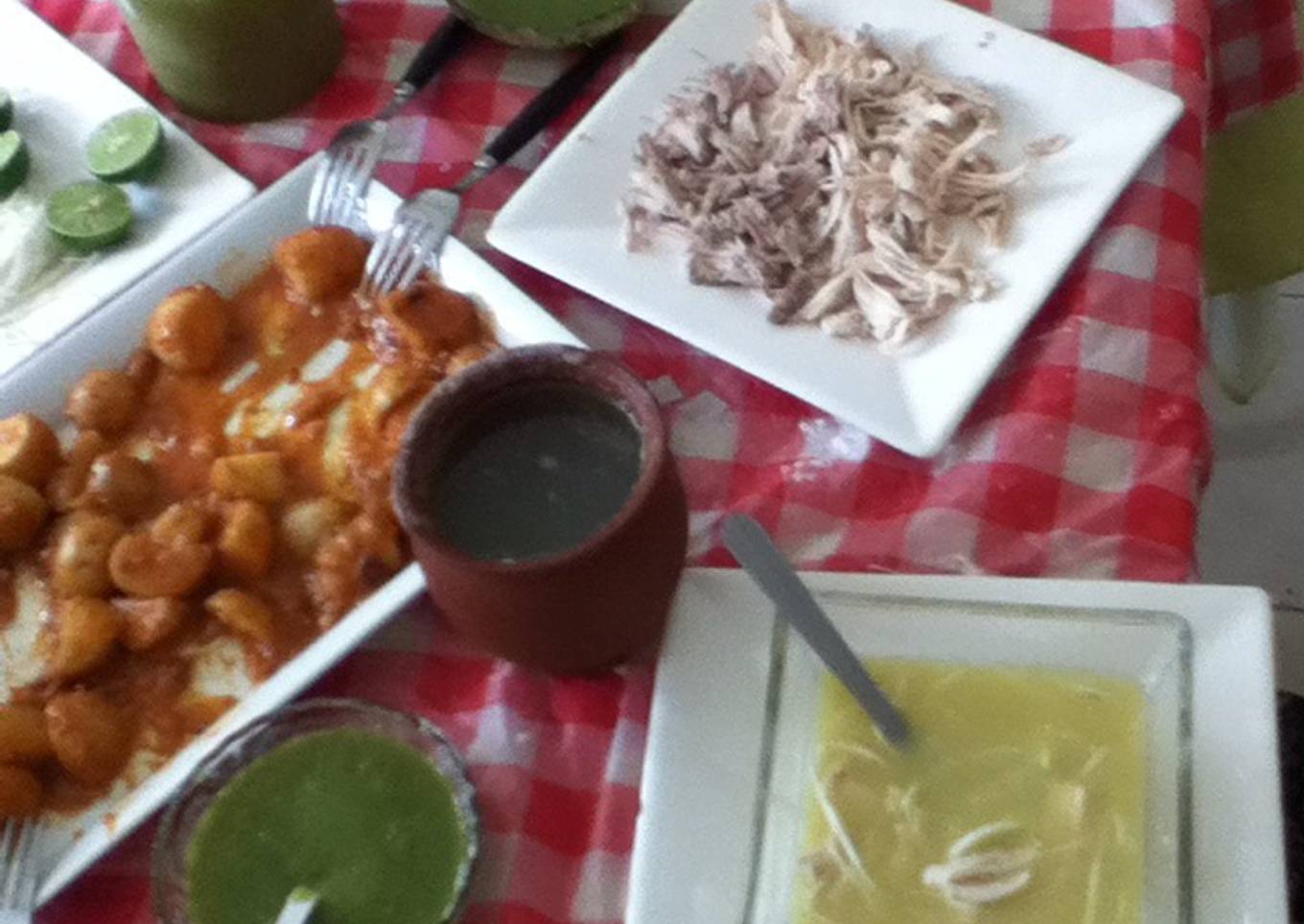 Chile atole de caldo de pollo y papas encacahuatadas