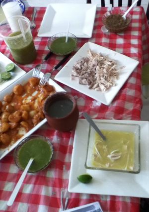 Una foto de Chile atole de caldo de pollo y papas encacahuatadas