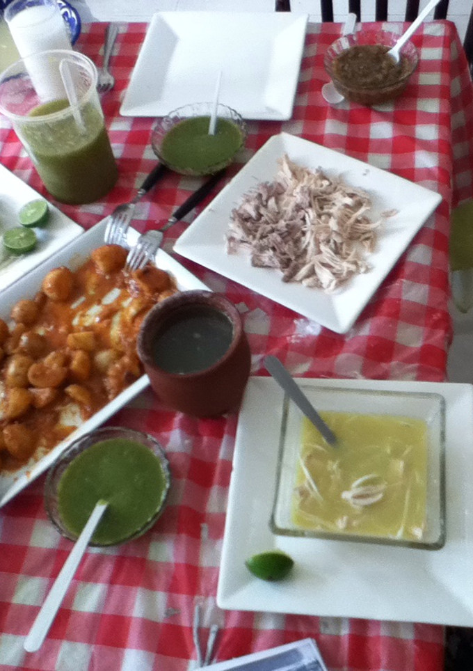 Una foto de Chile atole de caldo de pollo y papas encacahuatadas