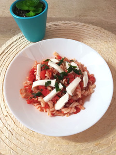 Una foto de Pasta con tomate, atún y mozzarella