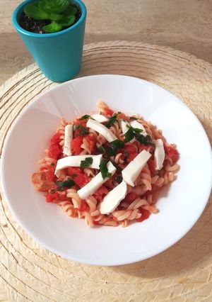 Foto principal de Pasta con tomate, atún y mozzarella